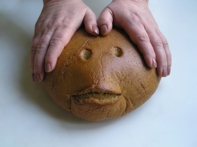 Булочки герой. Колобок хлеб. Смешной хлеб. Хлеб с лицом. Страшный хлеб.